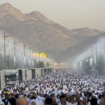 Semprotan air untuk membantu jemaah haji menghadapi cuaca panas ekstrem di Arafah. Foto: AP