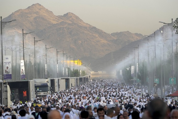 Semprotan air untuk membantu jemaah haji menghadapi cuaca panas ekstrem di Arafah. Foto: AP