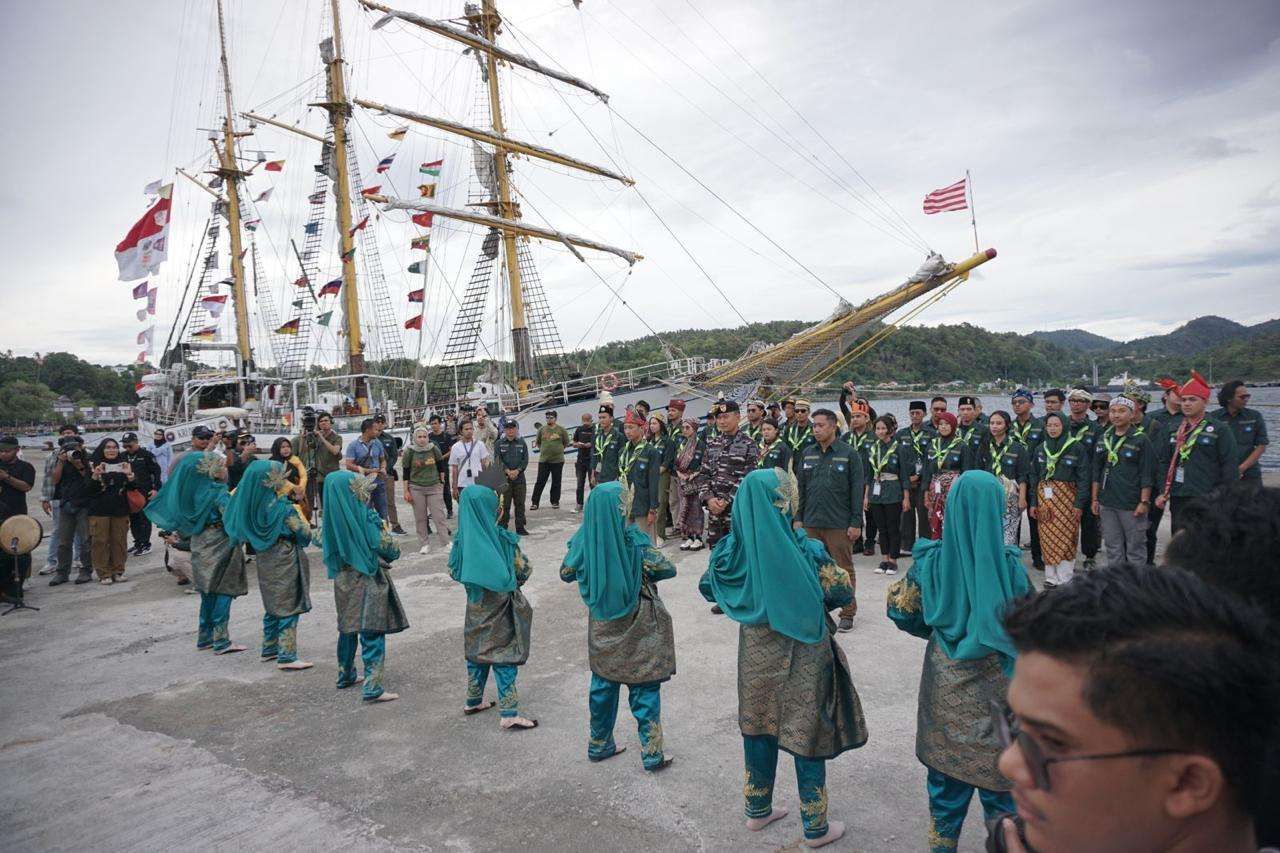 Rombongan muhibah budaya jalur rempah yang berlayar dengan KRI Dewaruci disambut di Dermaga CT1 BPKS Sabang, Minggu, 23 Juni 2024. Foto: Humas Disbudpar Aceh