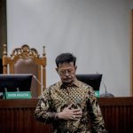 Terdakwa kasus pemerasan dan gratifikasi di Kementerian Pertanian Syahrul Yasin Limpo bersiap untuk menjalani sidang pembacaan tuntutan di Pengadilan Tipikor, Jakarta, Jumat (28/6/2024). Foto: Antara/M Risyal Hidayat