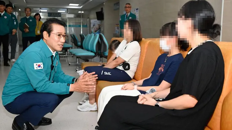 Wali Kota Namwon Choi Kyung-sik berbicara dengan siswa dan orang tuanya. Dia mengatakan pemerintah berusaha membendung penyebaran virus tersebut. Foto: BBC