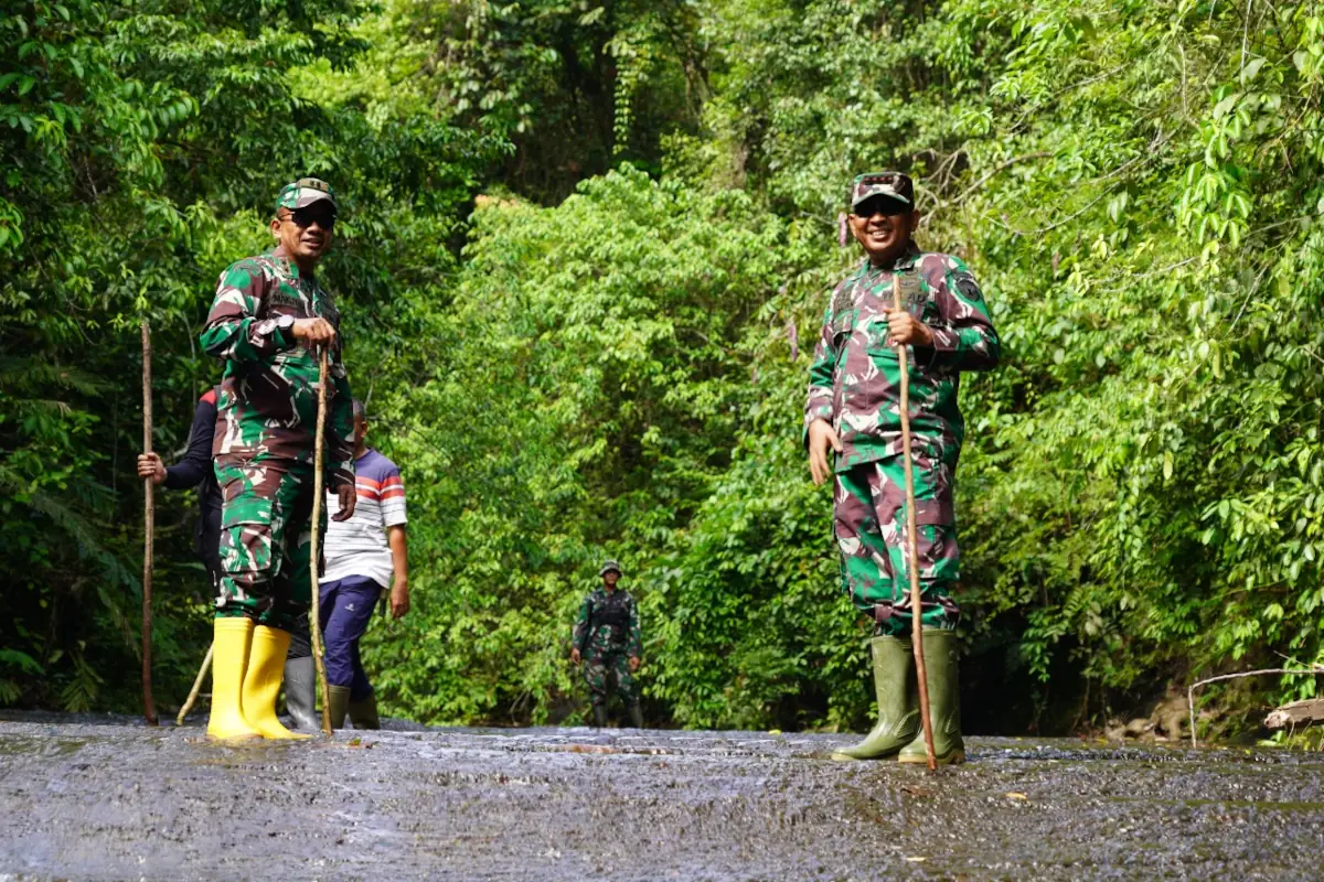 Danrem Lilawangsa Kolonel Infanteri Ali Imran napak tilas ke makam Pahlawan Nasional Cut Meutia di pedalaman Aceh Utara, Selasa, 2 Juli 2024. Foto: Penrem Lilawangsa