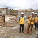 Pj Wali Kota Banda Aceh Ade Surya meninjau proyek rehabilitasi Bendung Karet Krueng Aceh di Aceh Besar, Senin, 29 Juli 2024. Foto: Humas Pemko Banda Aceh