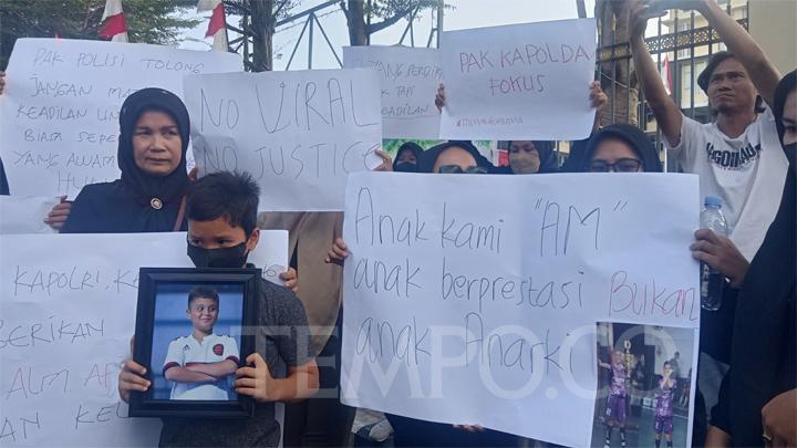 Keluarga Afif Maulana hadir dalam aksi Serbu Polda Sumbar yang diadakan LBH Padang dan mahasiswa di depan Polda Sumbar pada Rabu, 26 Juni 2024. Foto: Tempo