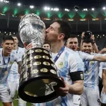 Messi mencium trofi Copa America 2024. Foto: Marca