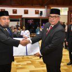Penjabat Gubernur Aceh Bustami Hamzah menyerahkan SK perpanjangan tugas Iswanto sebagai Pj Bupati Aceh Besar. Foto: Humas Pemerintah Aceh