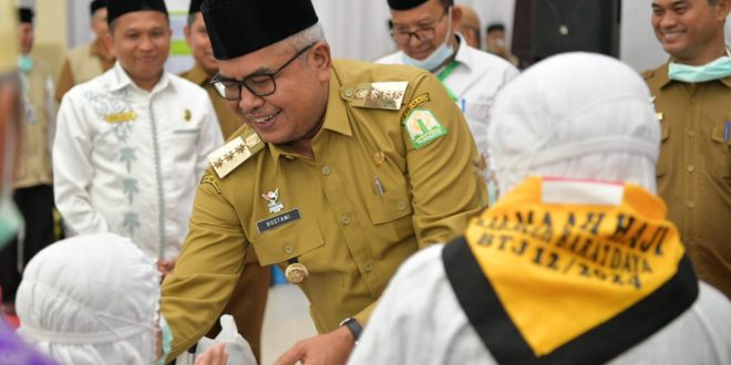 Pj. Gubernur Aceh, Bustami, SE, M.Si, saat menyapa rombongan Jamaah Haji Kloter Terakhir/Kloter 12 pada acara penyambutan yang digelar di Aula Jeddah, Asrama Haji Embarkasi, Banda Aceh, Senin (22/7/2024). Foto: Humas Pemerintah Aceh