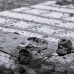 Sandal milik jemaah yang terkena serangan Israel di musala kamp pengungsian Shati di Kota Gaza, Sabtu (13/7/2024). Foto: X/Quds News Network
