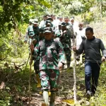 Danrem Lilawangsa Kolonel Infanteri Ali Imran napak tilas ke makam Pahlawan Nasional Cut Meutia di pedalaman Aceh Utara, Selasa, 2 Juli 2024. Foto: Penrem Lilawangsa