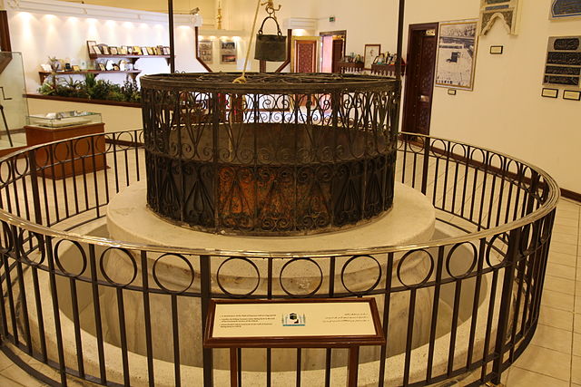 Sumur Zamzam, terletak 20 meter di sebelah timur Ka'bah. Foto: Wikipedia