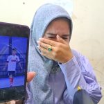 Anggun Anggriani, 32 tahun, ibu almarhum Afif Maulana, 13 tahun, menunjukkan foto anaknya sambil menahan tangis di kantor LBH Padang, Kota Padang, Sumatera Barat, Senin, 24 Juni 2024. Foto: Kompas