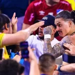 Darwin Nunez baku pukul dengan suporter Kolombia. Foto: Twitter @nocontextfooty