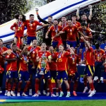 Spanyol mengangkat trofi keempat mereka di ajang Piala Eropa. Foto: X