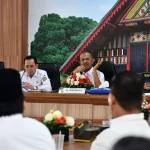 Pj Wali Kota Banda Aceh Ade Surya memimpin rapat koordinasi SKPK Banda Aceh, Rabu, 17 Juli 2024, di Balee Keurukon, Balai Kota Banda Aceh. Foto: bandaacehkota.go.id