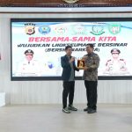 Pj Wali Kota Lhokseumawe A Hanan dan Kepala BNN Marzuki Ali Basyah saat peluncuran Qanun Gampong P4GN dan jargon 'Lhokseumawe Hayeu Tulak Narkoba' di Aula Kantor Wali Kota Lhokseumawe, Jumat, 26 Juli 2024. Foto: Humas Pemko Lhokseumawe