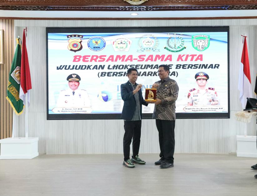 Pj Wali Kota Lhokseumawe A Hanan dan Kepala BNN Marzuki Ali Basyah saat peluncuran Qanun Gampong P4GN dan jargon 'Lhokseumawe Hayeu Tulak Narkoba' di Aula Kantor Wali Kota Lhokseumawe, Jumat, 26 Juli 2024. Foto: Humas Pemko Lhokseumawe
