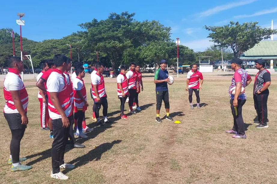 Pelatih tim nasional (timnas) Rugby Malaysia, Nik Safuan Ismade memberikan coaching clinic untuk atlet dan pelatih Rugby Aceh. Foto: Humas KONI Aceh