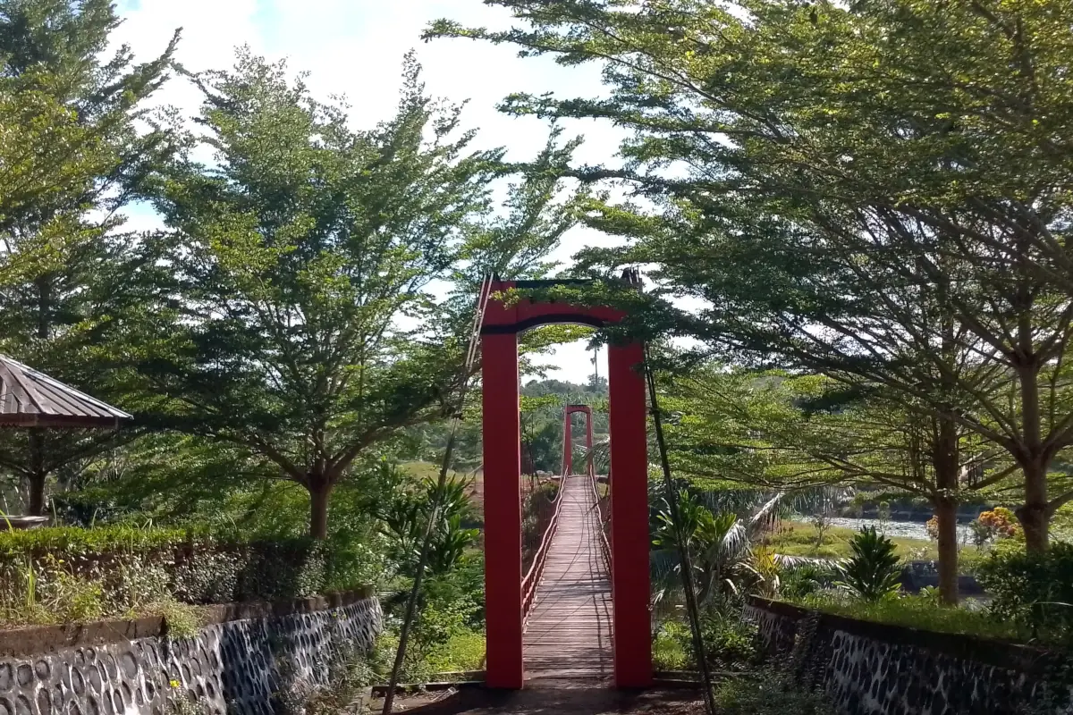 Jembatan merah Waduk Jeulikat. Foto: Silvia Wati/Line1.News