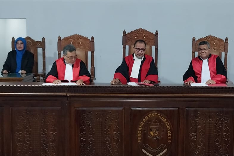Ketua Majelis Hakim Syamsul Qamar didampingi Hakim Anggota M. Joni Kemri dan Taqwaddin, Senin, 8 Juli 2024, di Gedung Pengadilan Tinggi Jalan Teungku Chik Ditiro, Banda Aceh. Foto for Line1.News