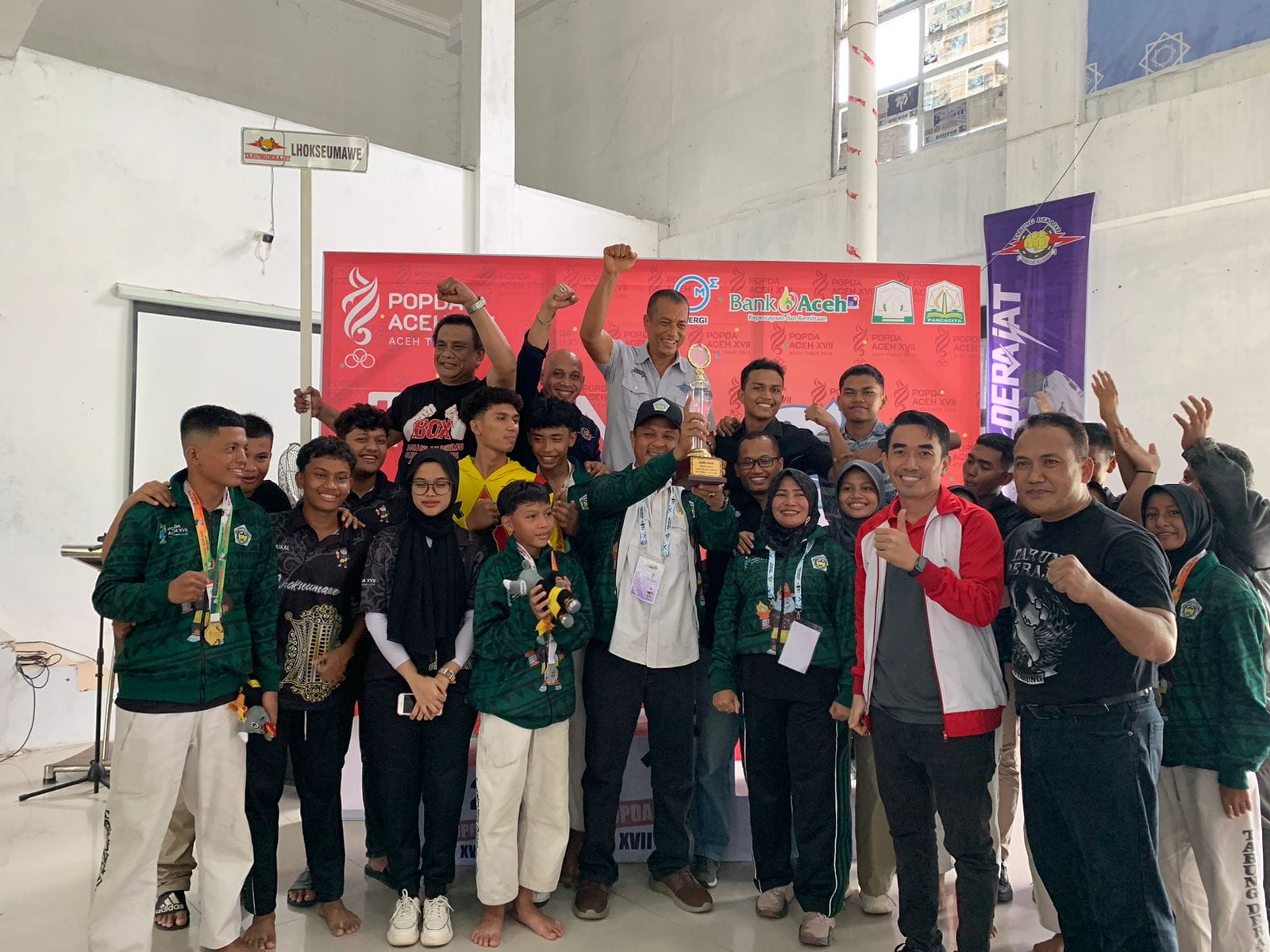 Sekdis Disporapar Lhokseumawe Said Bachtiar dan Kabid Keolahragaan Susi Harmiza bersama para petarung. Foto: Humas Disporapar Lhokseumawe
