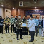 Kepala Pusat Data Informasi Perpusnas, Taufiq A Gani, menyerahkan secara simbolis DAK 2024 sebesar Rp22,2 miliar kepada Kepala Dinas Perpustakaan dan Kearsipan Aceh Edi Yandra, Jumat, 12 Juli 2024. Foto for Line1.News