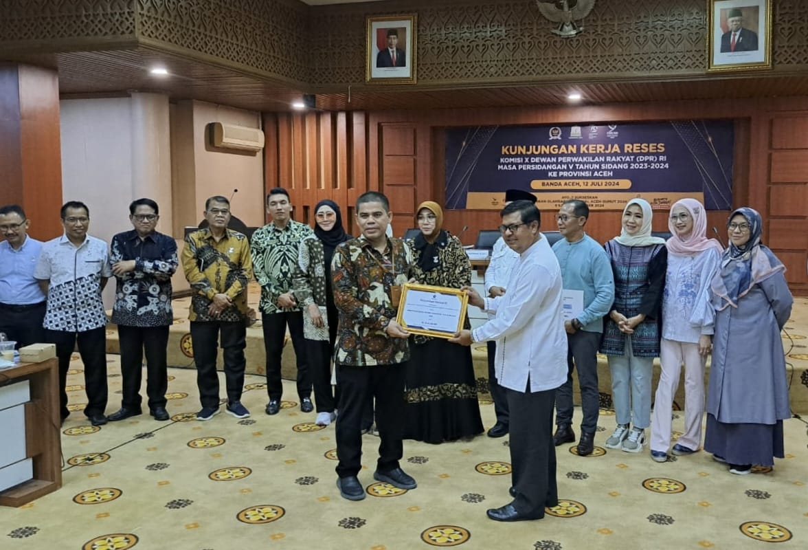 Kepala Pusat Data Informasi Perpusnas, Taufiq A Gani, menyerahkan secara simbolis DAK 2024 sebesar Rp22,2 miliar kepada Kepala Dinas Perpustakaan dan Kearsipan Aceh Edi Yandra, Jumat, 12 Juli 2024. Foto for Line1.News