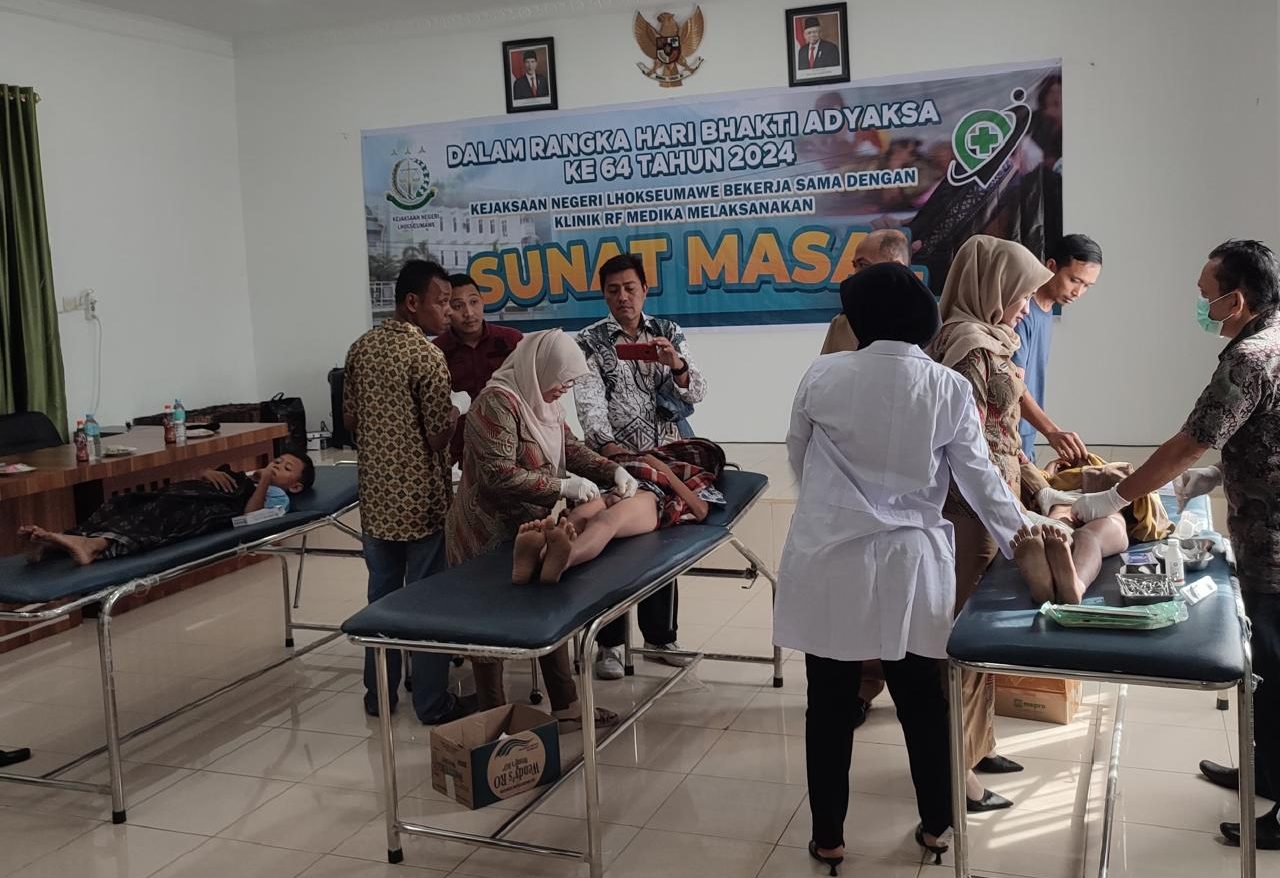 Sunatan massal dalam rangka Hari Bhakti Adhyaksa ke-64 dan HUT ke-24 Ikatan Adhyaksa Dharmakarini Tahun 2024,