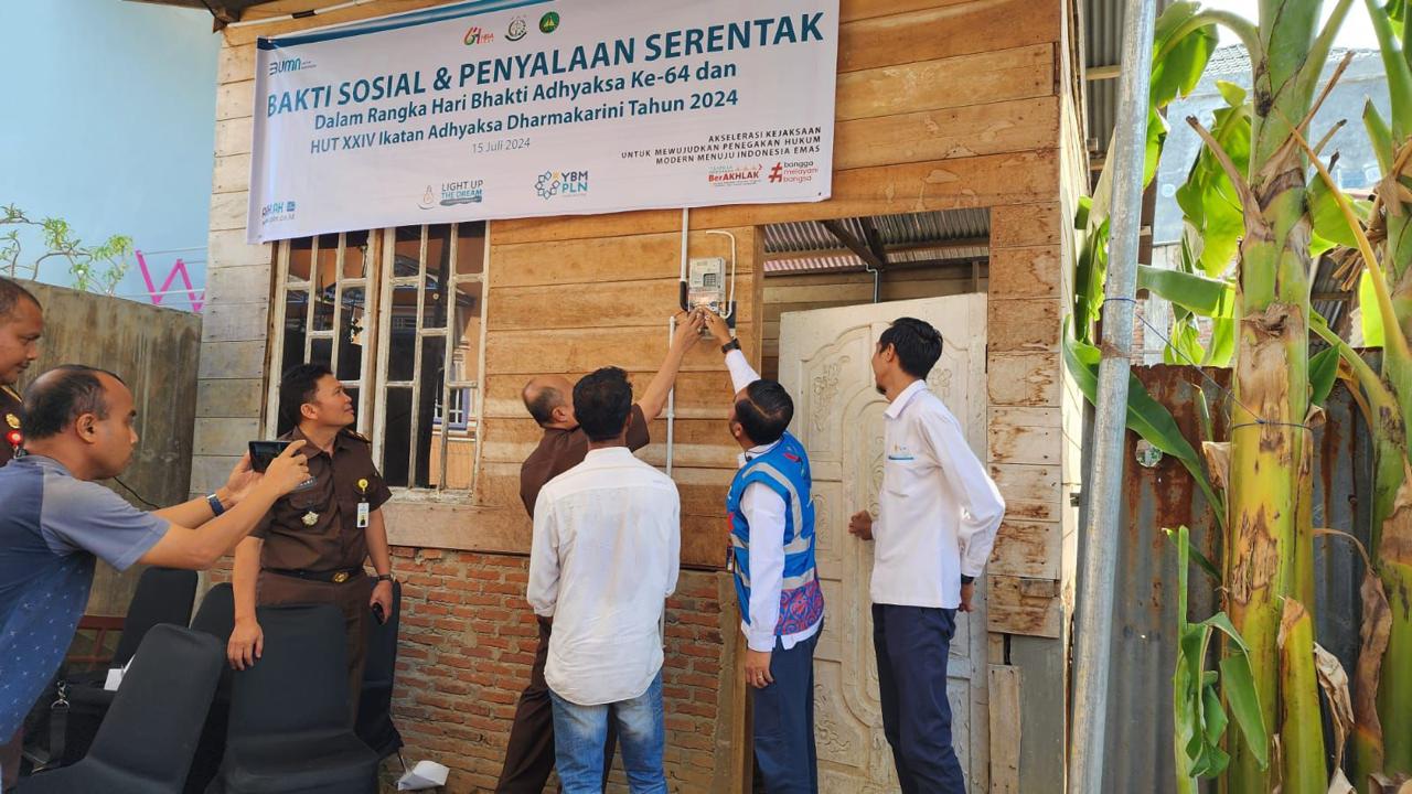 Kajari Lhokseumawe Feri Mutahir saat pemasangan listrik gratis di Desa Pusong Baro, Kecamatan Banda Sakti. Foto for Line1.News