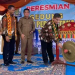 Kepala Pusat Data dan Informasi Perpusnas Taufiq A. Gani didampingi Penjabat Bupati Simeulue Ahmadlyah memukul gong saat meresmikan gedung perpustakaan di kabupaten itu, Selasa, 16 Juli 2024. Foto for Line1.News