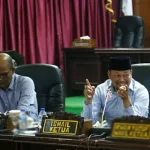 Ismail saat masih menjabat Ketua DPRK Lhokseumawe, bersama Azhar Mahmud yang sampai sekarang masih anggota DPRK. Foto: Istimewa