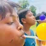 Anak pengungsi Rohingya berlomba membawa bola dengan sendok. Mereka merayakan Hari Anak Nasional di kamp pengungsian Lhokseumawe. Foto for Line1.News