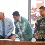 Kajari Lhokseumawe Feri Mupahir dan Pj Wali Kota Lhokseumawe A Hanan meneken kerjasama penanganan masalah hukum perdata dan tata usaha negara di di Aula Kantor Wali Kota Lhokseumawe, Kamis, 25 Juli 2024. Foto: Istimewa