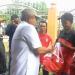 Pj Gubernur Aceh Bustami Hamzah dan Pj Bupati Aceh Utara Mahyuzar menyerahkan bantuan masa panik untuk korban bencana angin kencang di Aceh Utara, Jumat, 26 Juli 2024. Foto: Humas Aceh Utara