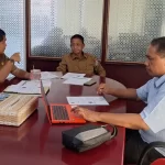 Sekda Lhokseumawe Teuku Adnan (tengah) bersama M. Ridhwan (kanan), dan Kabag Ekonomi Setda Zakaria. Foto: Istimewa