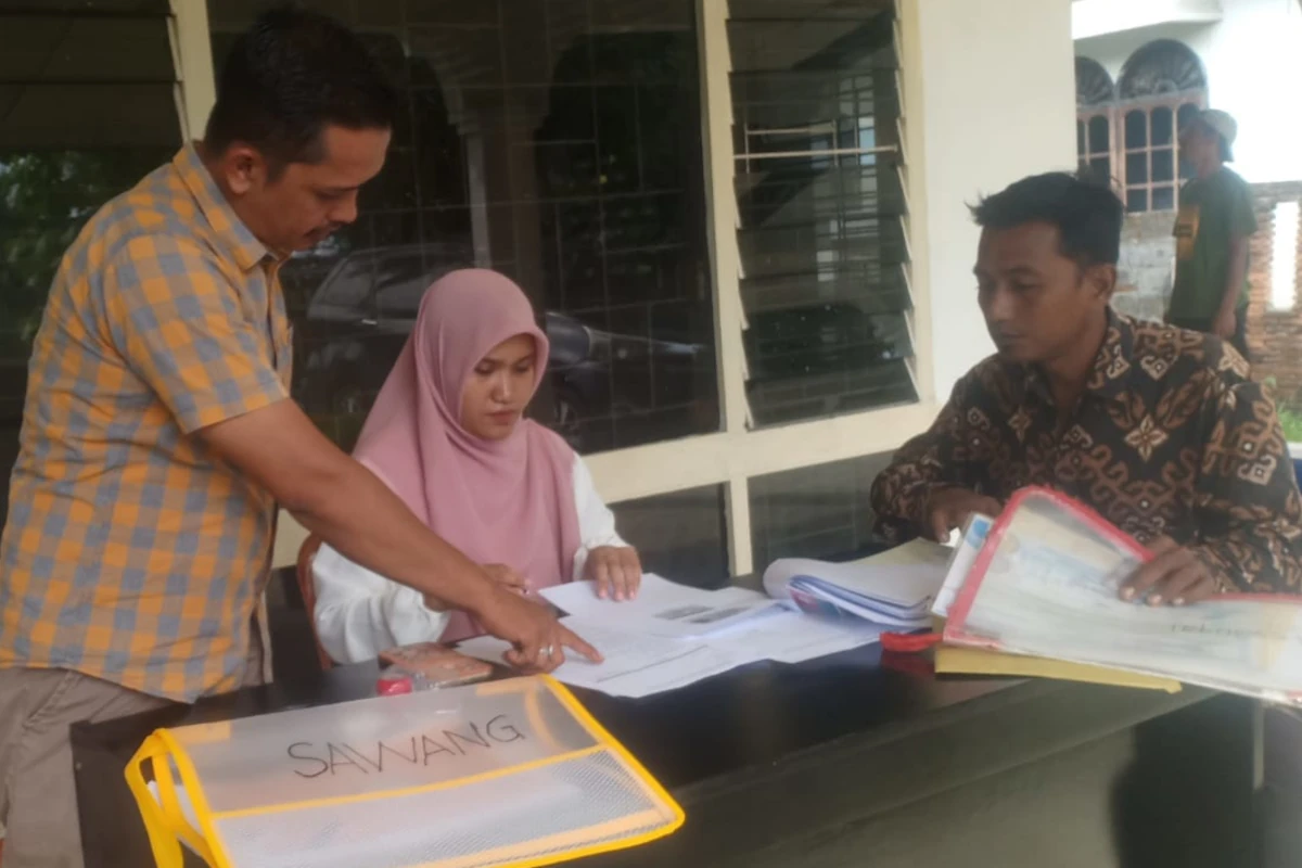 Petugas di Sekretariat Panwaslih Aceh Utara menyeleksi berkas pendaftaran calon Panwascam. Foto: Istimewa