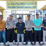 Seorang dari 4 pejudi online di warung kopi yang ditangkap jajaran Polres Aceh Utara. Foto: Istimewa