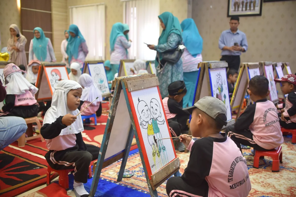 Anak-anak mengikuti lomba mewarnai lukisan dalam perayaan Hari Anak Nasional 2024 yang digelar di Aula Teuku Umar PLN NPUP Arun di Kecamatan Muara Satu, Kota Lhokseumawe pada Kamis, 25 Juli 2024. Foto: Istimewa