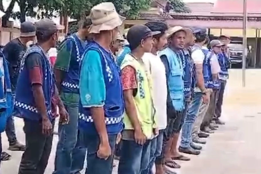 Para jukir diberikan sosialisasi tentang Qanun Parkir Kota Lhokseumawe di halaman kantor Satpol PP dan WH Lhokseumawe, Senin, 29 Juli 2024. Foto: Istimewa