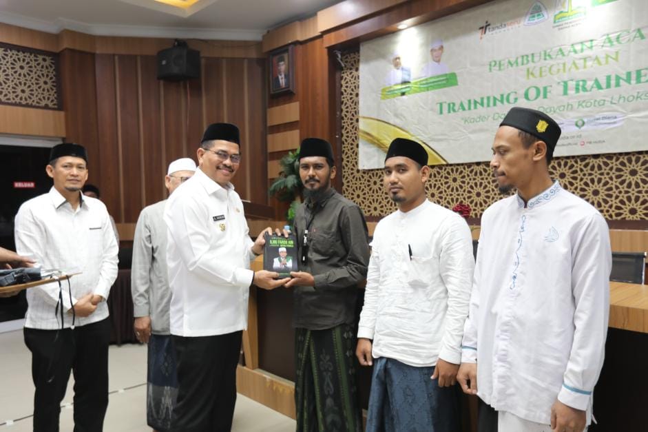 Penjabat Wali Kota Lhokseumawe A Hanan membuka pelatihan santri kader dakwah di Hotel Diana Lhokseumawe, Jumat, 12 Juli 2024. Foto: Humas Pemerintah Lhokseumawe