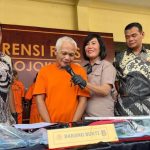 AS, pensiunan TNI yang jadi tersangka karena bawa senpi rakitan dari Aceh. Foto: Enggran Eko Budianto/detikJatim