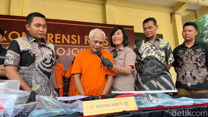 AS, pensiunan TNI yang jadi tersangka karena bawa senpi rakitan dari Aceh. Foto: Enggran Eko Budianto/detikJatim