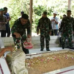 Danrem Lilawangsa Kolonel Ali Imran tabur bunga di makam Cut Meutia. Foto: Penrem Lilawangsa