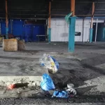 Sampah warga yang diletakkan begitu saja di lapak penjual di Pasar Pagi Batuphat Timur. Foto: Tim Line1.News