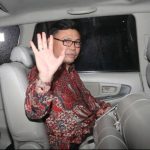 Kejaksaan Agung menangkap anggota DPR dari Fraksi NasDem Ujang Iskandar setelah kembali dari Vietnam di Bandara Soekarno-Hatta, Cengkareng, Tangerang, Banten, Jumat (26/7). Foto: ANTARA FOTO/Reno Esnir