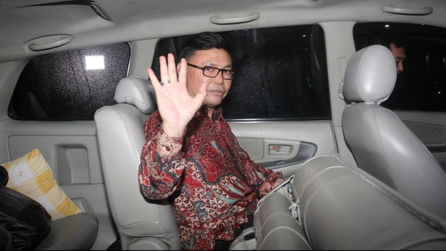 Kejaksaan Agung menangkap anggota DPR dari Fraksi NasDem Ujang Iskandar setelah kembali dari Vietnam di Bandara Soekarno-Hatta, Cengkareng, Tangerang, Banten, Jumat (26/7). Foto: ANTARA FOTO/Reno Esnir