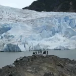 Sekelompok orang menikmati pemandangan Gletser Mendenhall pada 8 Juni 2023, di Juneau, Alaska. Foto: Apnews.com