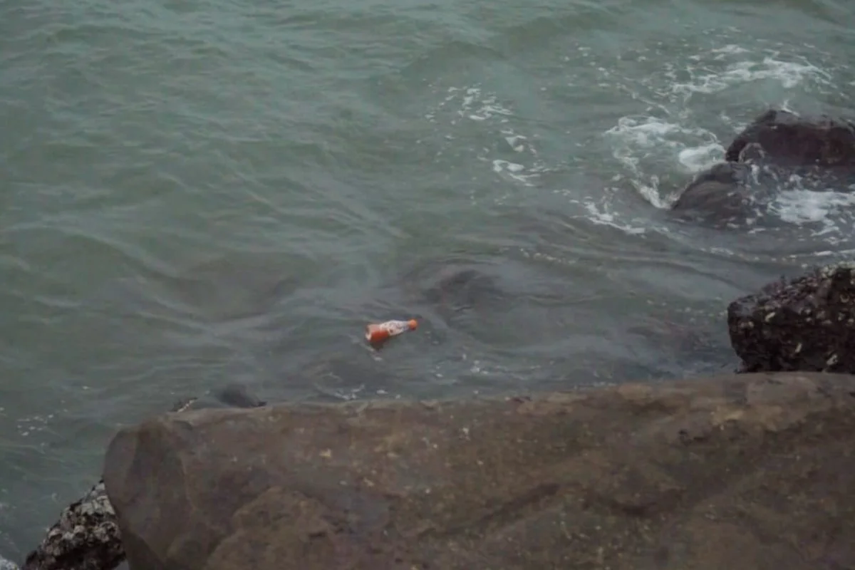 Sampah mengapung di laut Pantai Jagu. Foto: Tim Line1.News
