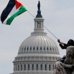 Demonstran mengibarkan bendera Palestina saat Netanyahu berpidato. Foto: Reuters