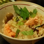 Semangkuk takikomi gohan jamur-salmon, salah satu kuliner Jepang yang menggunakan beras. Foto: japantimes.co.jp