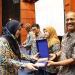 Ade Surya mewakili Aceh menerima penghargaan sebagai salah satu provinsi terbaik dalam pelaksanaan Integrated Participatory Development and Management of Irrigation Program (IPDMIP) 2018-2024, di Hotel Bidakara Jakarta, 26 Juni 2024. Foto: Tim Humas Dinas Pengairan Aceh